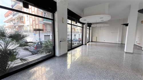 Locale commerciale angolare con 4 vetrine, giardino e cortile, zona ospedale